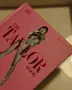Taylor Swift Merch - Мърч на Тейлър Суифт - книга и раница + аксесоари, снимка 2