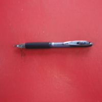 Страхотен химикал химикалка Uni Ball Signo, снимка 7 - Ученически пособия, канцеларски материали - 44733515