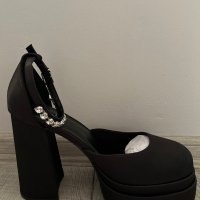Обувки с ток, снимка 1 - Дамски обувки на ток - 44420550