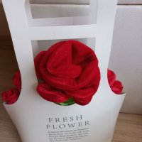 Подаръчна кутия торбичка с плюшена роза и три сапунени рози , снимка 1 - Декорация за дома - 39661083