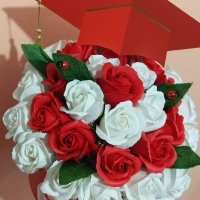 Луксозна кутия с трийсет и една сапунени роза за абитуриенти или абсолвенти , снимка 3 - Подаръци за жени - 40416895