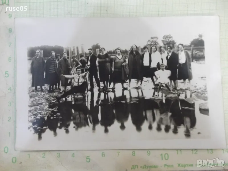 Снимка стара на група младежи с два велосипеда върху реката, снимка 1