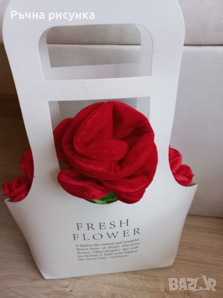 Подаръчна кутия торбичка с плюшена роза и три сапунени рози , снимка 1