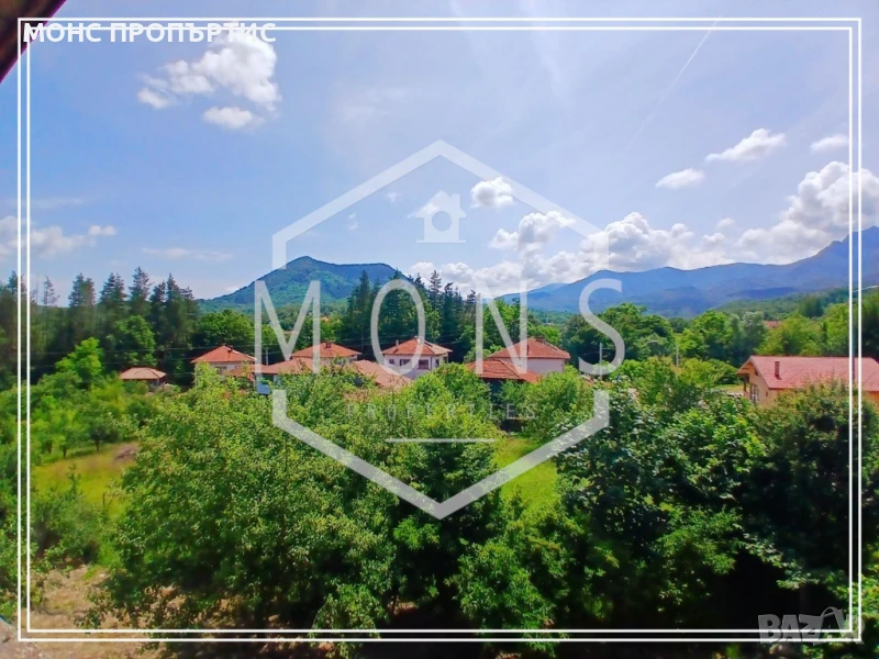 Двуетажна къща с  двор и  панорамна гледка в гр. Априлци, кв. "Острец"., снимка 1