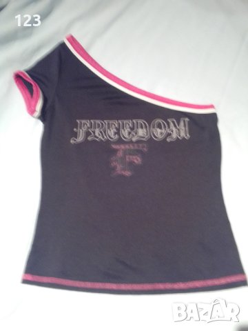 Спортно-елегантен комплект от клин и блузка с едно рамо и надпис “Feedom” – в превод „Свобода“, снимка 4 - Потници - 42170223