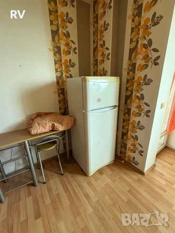 Хладилник Indesit с горен фризер, използван, снимка 2 - Хладилници - 53633650