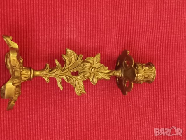 Стар месингов свещник украсен с цветя. , снимка 5 - Антикварни и старинни предмети - 42703541