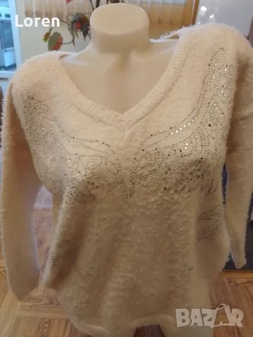 Подарявам бяла мека топла блузка