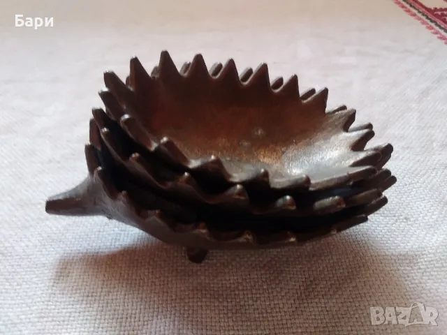 Стари дизайнерски бронзови пепелници с таралежи, в стил Walter Bosse, снимка 11 - Антикварни и старинни предмети - 47755779