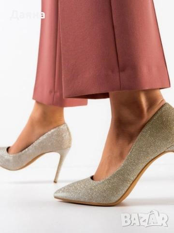 Златни обувки на ток, снимка 1