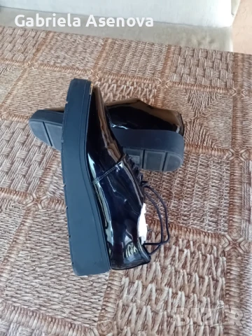 Лачени обувки, снимка 2 - Дамски ежедневни обувки - 50602416