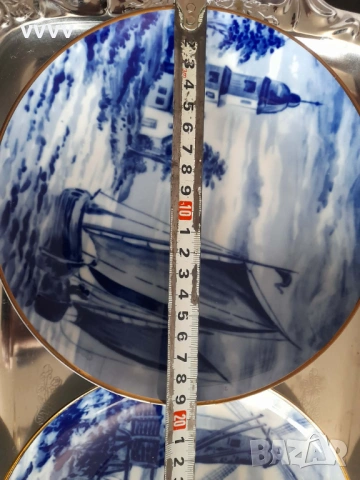 Две стар чинии порцелан, златен кант, маркирани 1764, снимка 2 - Чинии - 53131396