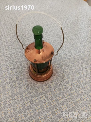 пееща бутилка от коняк с латерна