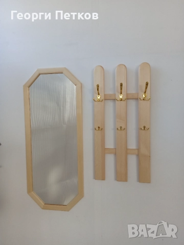 Закачалка от масив, тонирана, с метален обков.