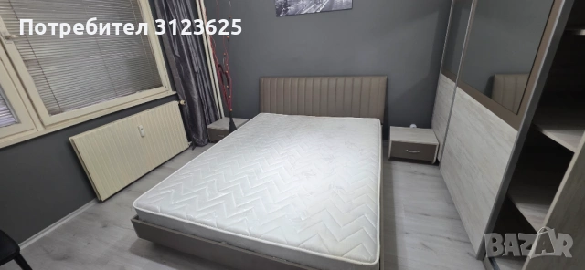 Спалня с шкафчета в супер състояние с матрак.