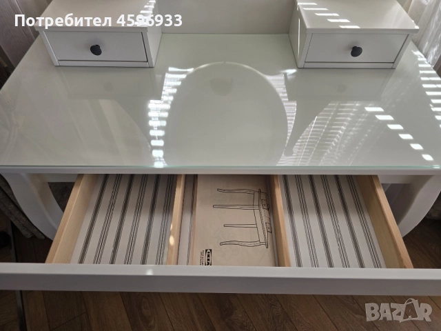 Тоалетка с дървена табуретка IKEA, снимка 4 - Тоалетки - 51738236