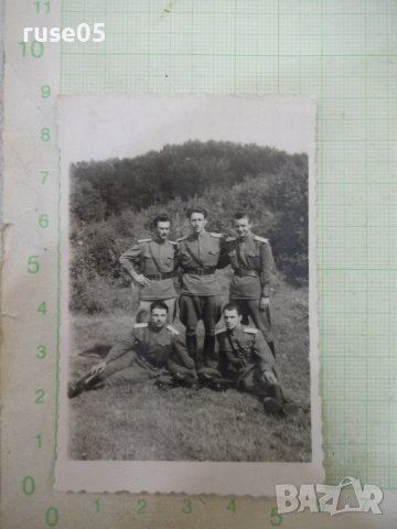 Снимка на петима млади военни