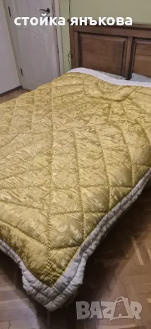 Продавам вълнен юрган със златисто лице 
