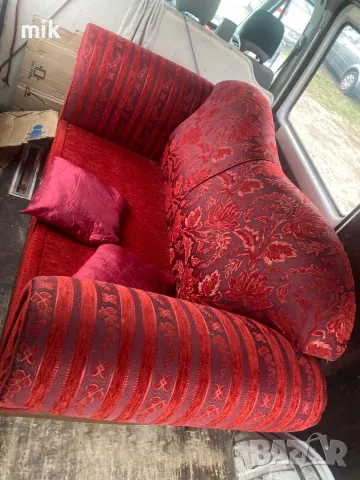 Червен ретро диван 