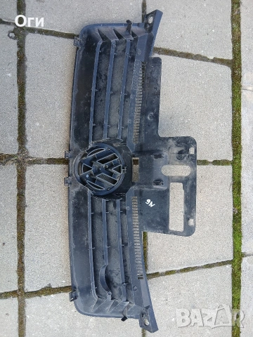 Решетка с емблема за Фолксваген Поло 9N 2001-2006г., снимка 2 - Части - 53522118