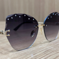 Слънчеви очила с черни стъкла и блестящи нежни камъчета, снимка 4 - Слънчеви и диоптрични очила - 44529130