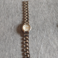 Много нежен фин дамски часовникQ/Q QUARTZ WATER RESIST много красив стилен дизайн - 24217, снимка 5 - Дамски - 36229348