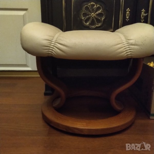 Стол нисък кожа и масив от края на 60  те год намален , снимка 1