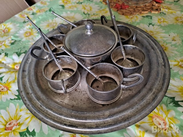 Старинен поднос със стаканчета за чаши, лъжички и захарница