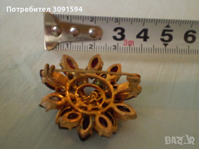 Винтидж брошка червен Чешки кристал месинг, снимка 4 - Антикварни и старинни предмети - 39358351