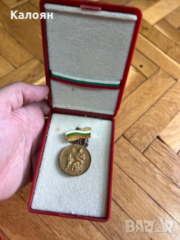 Значка-медал за майчинство с кутия , снимка 2 - Антикварни и старинни предмети - 50995475