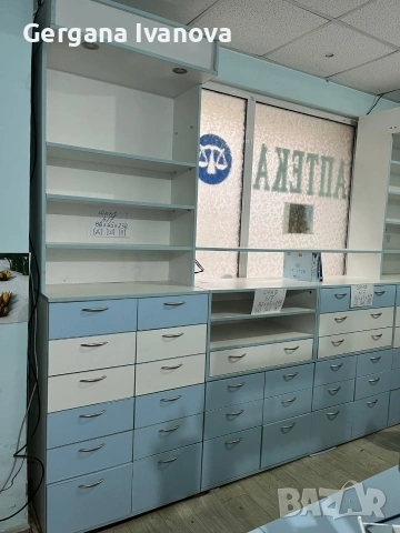 Продава се аптечно оборудване - 2 гишета, шкафове и рафтове