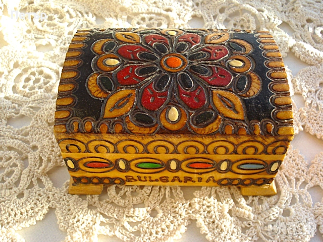 Нова дървена кутия  бижута - с пирография