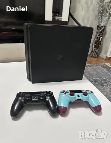 Playstation 4 с 2 контролера и акаунт с 6 дигитални игри и една на диск.