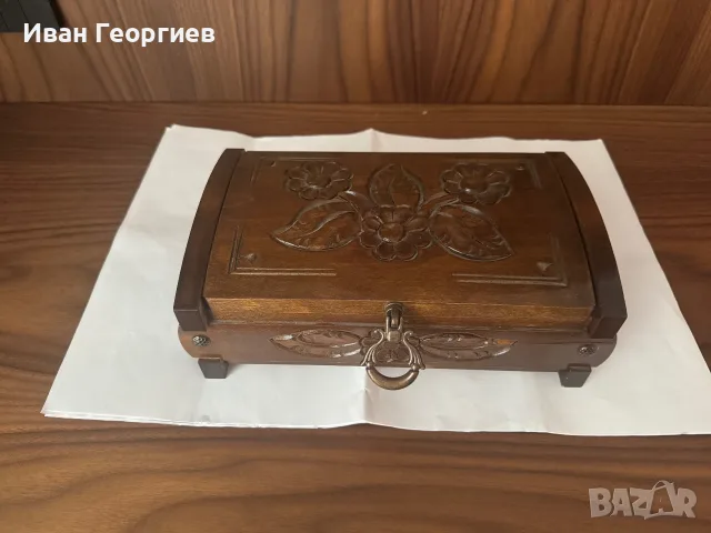 Дървена резбована кутия за бижута 
