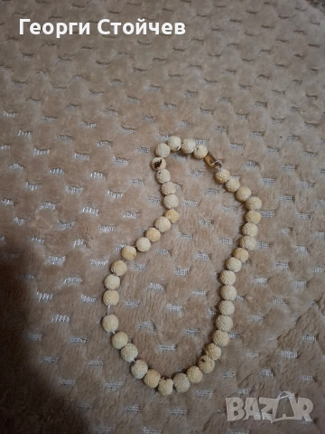 Продавам гривна с жълти топчета