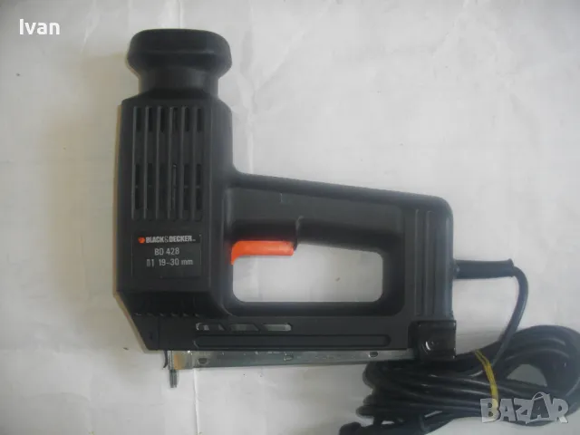 НОВ ОРИГИНАЛЕН НЕМСКИ BLACK DECKER ГОЛЯМ ЕЛЕКТРИЧЕСКИ ТАКЕР КОМБИНИРАН СКОБИ ПИРОНИ 19-30мм , снимка 2 - Други инструменти - 49509769