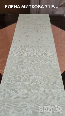 Стилен тишлайфер с бродирани цветя за голяма маса