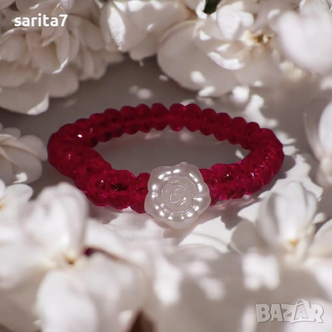 Фасетирана червена гривна мартеница с красива бяла перлена роза 