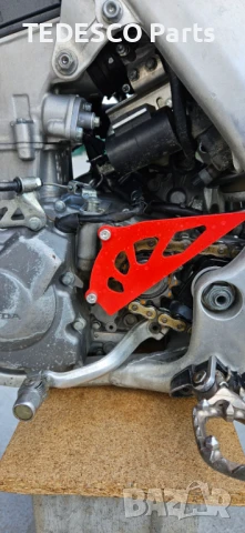 Honda CRF - Предпазител преден пиньон Tedesco®, снимка 2 - Аксесоари и консумативи - 46043385