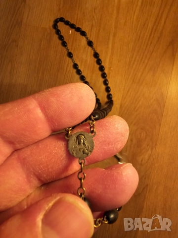   Стара молитвена броеница с дървен кръст разпятие и черни звена  богородица и Исус Христос за да те, снимка 4 - Антикварни и старинни предмети - 51840901