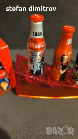 Coca Cola 100 години комплект бутилки, 10 мини алуминиеви бутилки с поставка, снимка 14 - Колекции - 51381111