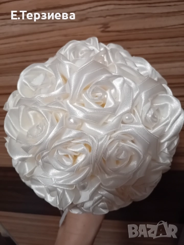 Булченски букет от бели сатенени рози, снимка 5 - Сватбени аксесоари - 52250374