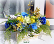 Композиция за маса с жълти и сини рози, снимка 3