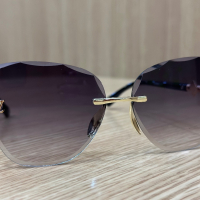 Слънчеви очила LV черни стъкла златни елементи, снимка 5 - Слънчеви и диоптрични очила - 44529827