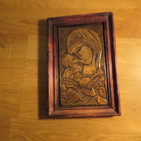 Стара красива медна икона на Богородица с младенеца в дървена рамка - притежавайте тази икона и нека, снимка 1 - Икони - 36117714