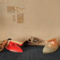 Стари децки играчки пистолет от 70-те години. Made in Italy и две ютийки., снимка 8 - Антикварни и старинни предмети - 39888825