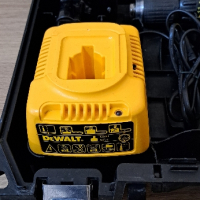 Немски акумулаторен винтоверт DeWALT 12V с 2 батерии и куфар, тестван и работещ нормално, снимка 2 - Винтоверти - 44638784