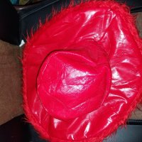 Червена лачена шапка с перифирия, снимка 1 - Шапки - 42666302