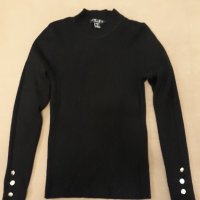 Черна блуза с дълъг ръкав AMISU , плетена с вертикални раета , с декоративни копчета на ръкавите , снимка 3 - Блузи с дълъг ръкав и пуловери - 39217901