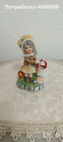 Фигурка "Момиченце с кофа с боя ("paint")., снимка 1